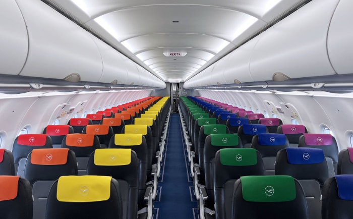 Auch die Headrests sind in Regenbogenfarben gehalten. &copy; Lufthansa