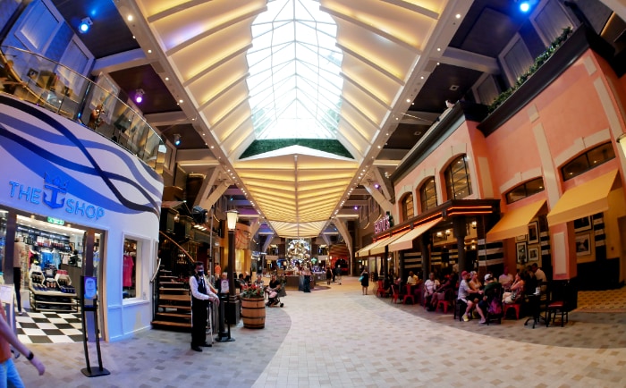 Die "Royal Promenade" mit ihren Shops und Cafés. &copy; ReiseInsider