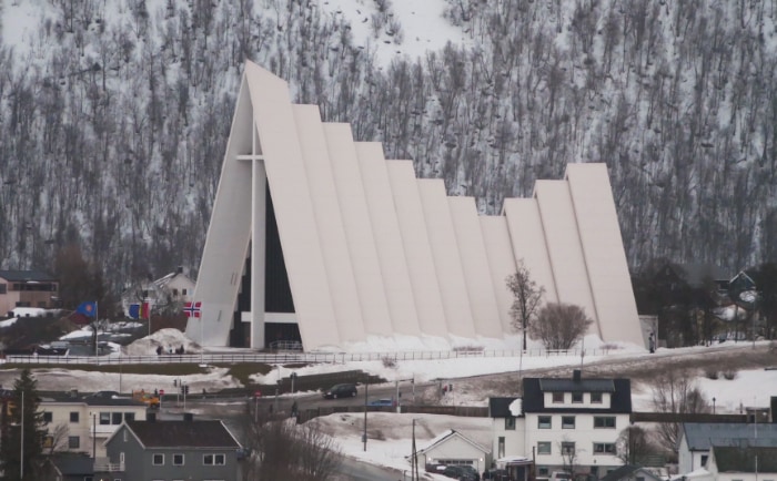 Die Eismeerkathedrale wurde 1965 auf der Festlandseite der Stadt erbaut. &copy; ReiseInsider