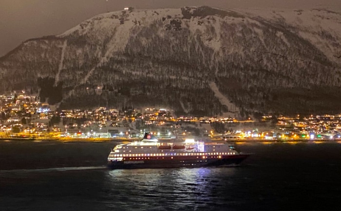 Auch die Hurtigruten machen oft Stopp in Tromsø. &copy; ReiseInsider