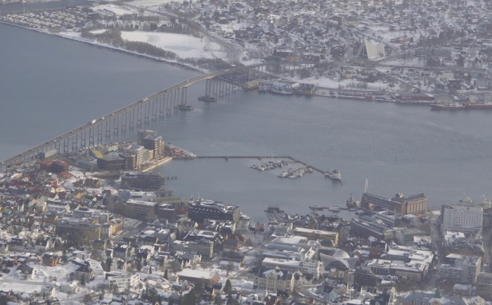 Tromsø liegt zum Großteil auf der Insel Tromsoya (unten im Bild). &copy; ReiseInsider