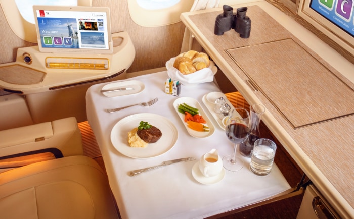 First Class Menü an Bord von Emirates. &copy; Emirates