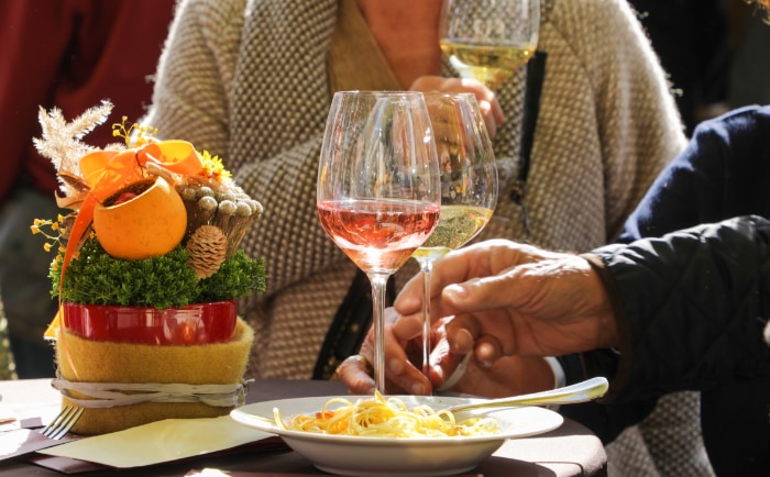 Unter anderem darf man sich bei "Kitz Kulinarik x Piemont" über Pasta und Wein freuen. &copy; Kitzbühel Tourismus
