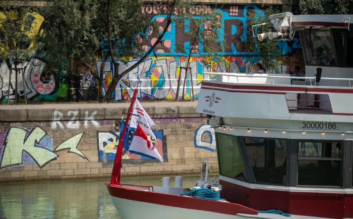 An den Wänden des Donaukanals finden sich unzählige Graffitis. &copy; Kurt Patzak / DDSG Blue Danube