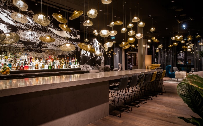 Die Bar befindet sich im 13. Stock. &copy; Motel One