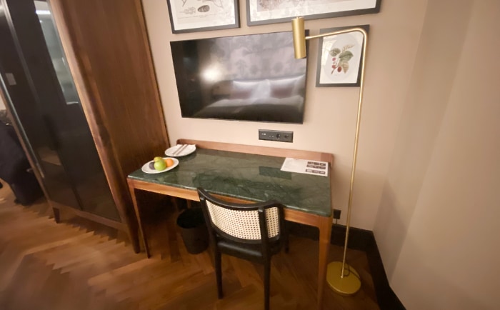 Ein kleiner Schreibtisch mit schöner Platte im Zimmer. &copy; ReiseInsider
