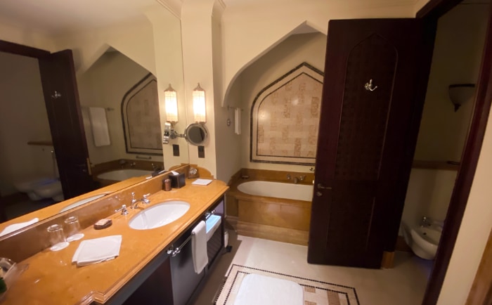 Ausreichend großes Bad mit Wanne und Dusche. &copy; ReiseInsider