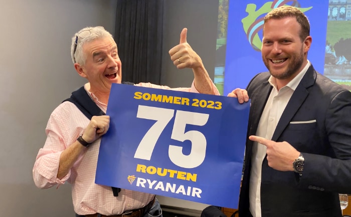 Ryanair-Chef Michael O'Leary (links) und Ryanair-Sprecher Andreas Gruber bei der Pressekonferenz in Wien. &copy; ReiseInsider