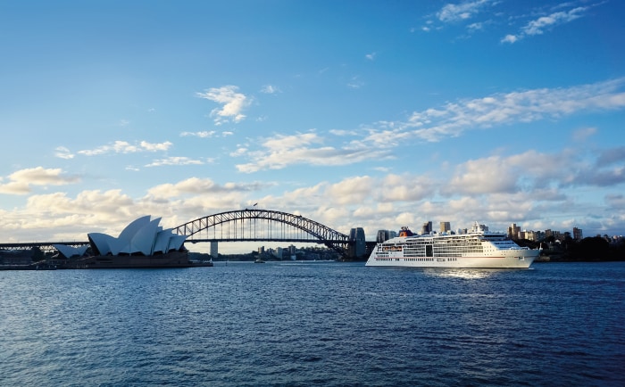 Die 24 Jahre alte Europa im Hafen von Sydney. &copy; Hapag-Lloyd Cruises