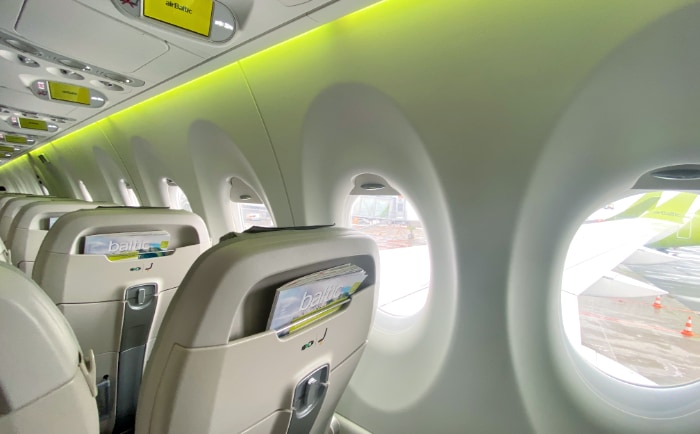 Die helle und freundliche Kabine des A220. &copy; ReiseInsider