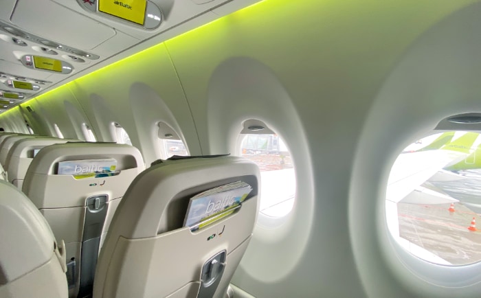 Freundliche Kabine im Airbus A220 bei Air Baltic. &copy; ReiseInsider