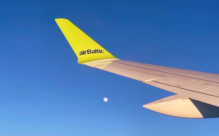 Unterwegs mit dem A220 von Air Baltic. &copy; ReiseInsider