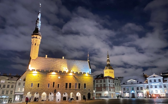 Das Rathaus von Tallinn gleicht einer Kirche. &copy; ReiseInsider