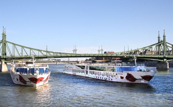 Zwei A-Rosa-Schiffe in Budapest. &copy; A-ROSA Flussschiff GmbH