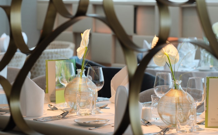 Im Panorama-Restaurant kann man sich über ein fünfgängiges Abendessen freuen. &copy; Amadeus