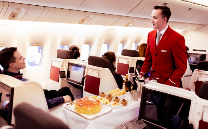 Dessertwagen mit Nachspeisen, Digestif und Kaffee. &copy; Austrian Airlines