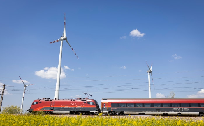 Mit der Bahn ist man umweltfreundlicher als mit dem Auto unterwegs. &copy; ÖBB Eisenberger