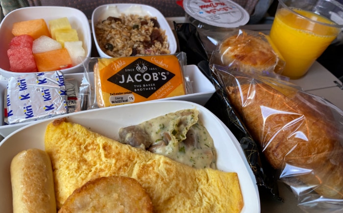 Emirates legt viel Wert auf die kulinarische Versorgung der Reisenden - hier ein Frühstück. &copy; ReiseInsider