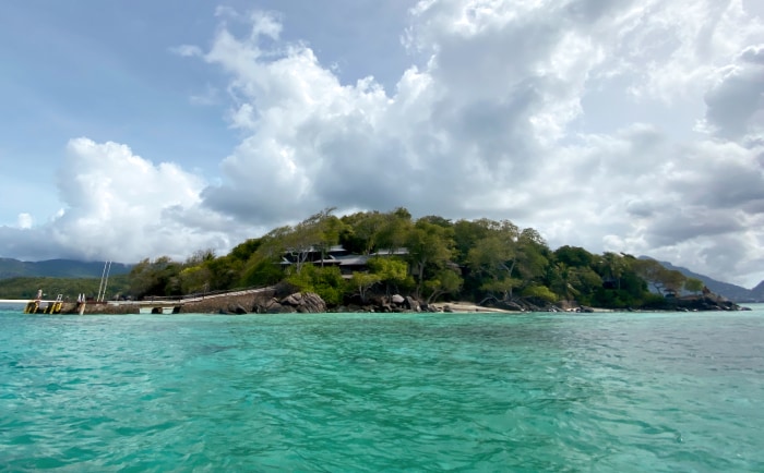 Die kleine Round Island vom Boot aus gesehen. &copy; ReiseInsider