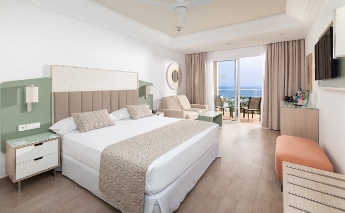 Grün- und Grautöne in den Zimmern. &copy; Riu Hotels & Resorts