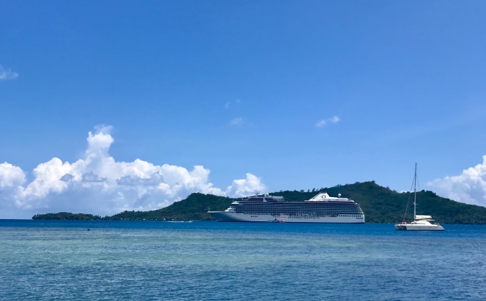 Bora Bora mit der Marina, einem anderen Kreuzfahrtschiff von Oceania. &copy; Oceania Cruises