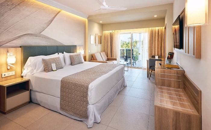 Grün, beige und florale Muster in den neu eingerichteten Zimmern. &copy; RIU Hotels & Resorts