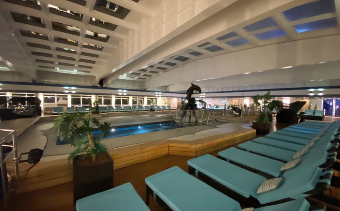 Das Schiff verfügt auch über einen Pool mit einem Dach, das geöffnet werden kann. &copy; ReiseInsider