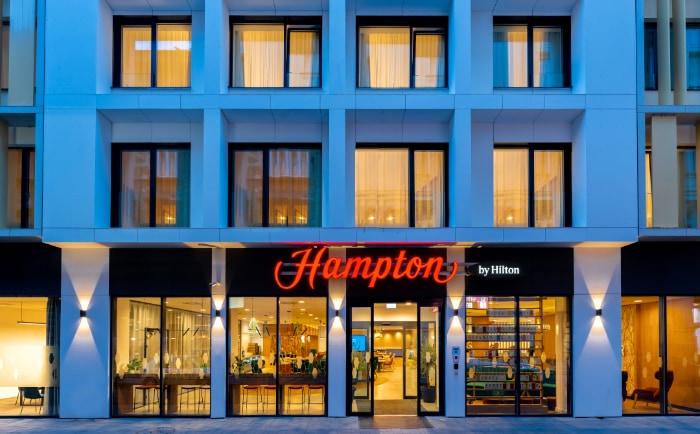 Außenansicht des neuen Hotels. &copy; 2023 Hilton