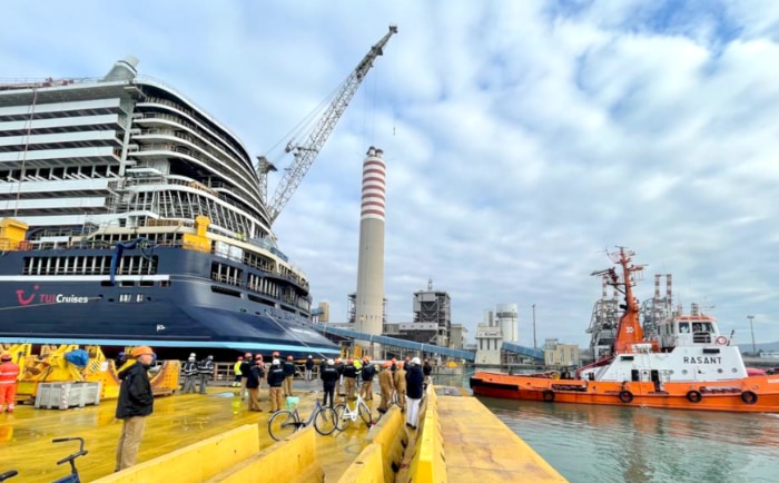 Mein Schiff Relax wird aus dem Dock zur Ausrüstungspier geschleppt. &copy; TUI Cruises