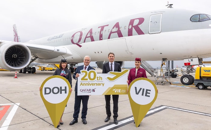 Eric Odone, Vice President - Europe von Qatar Airways (2.v.l.) und Nikolaus Gretzmacher, Senior Vice President Operations der Flughafen Wien AG (3.v.l.). &copy; Flughafen Wien