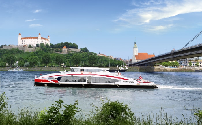 Der Schnellkatamaran ist zwischen Wien und Bratislava (im Bild) unterwegs. &copy; Eva Kelten / Central Danube