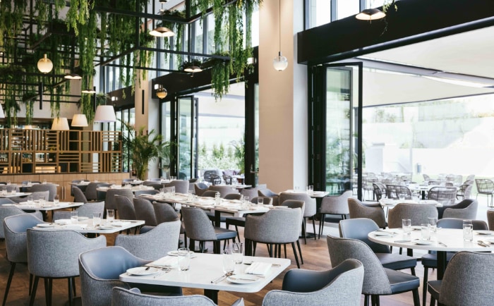 Restaurantbereich mit begrünter Decke. &copy; Martinhal Hotels & Resorts