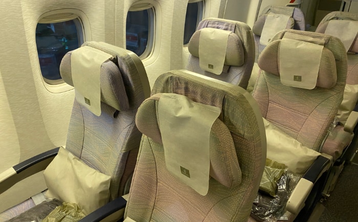 Diese Doppelsitze im hintersten Teil der Kabine sind bei Emirates aufpreispflichtig. &copy; ReiseInsider