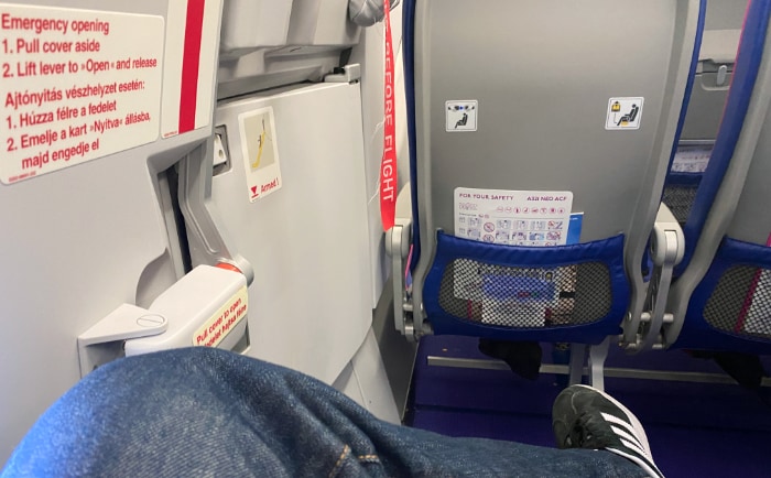 Platz mit Beinfreiheit in der Fensterreihe - aber ohne Fenster: In diesem Fall im Airbus A321neo von Wizzair (Platz 29A). &copy; ReiseInsider