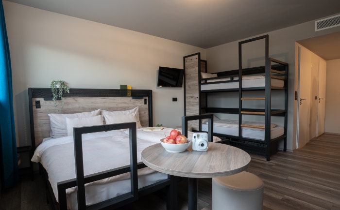 Geschlafen wird teils in Doppel- und teils in Etagenbetten. &copy; harry’s XL hotel Salzburg