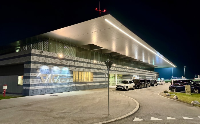 Das VIP-Terminal von außen. &copy; ReiseInsider