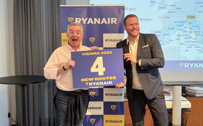 Michael O'Leary (links) und Andreas Gruber freuen sich über vier neue Ryanair-Ziele ab Wien. &copy; ReiseInsider