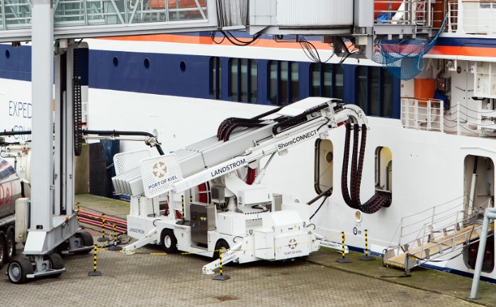 Landstromanschluss in Kiel. &copy; Hapag-Lloyd Cruises/Jan Konitzki