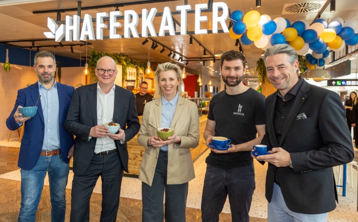 Alexander Eberl, Advisory Board Member Haferkater, Julian Jäger, Vorstand der Flughafen Wien AG, Ursula Fürnhammer, CEO Lagardére Travel Retail Austria, Leandro Burguete, Co-Founder Haferkater und Philipp Ahrens, Bereichsleiter Center Management Flughafen Wien AG (v.l.n.r.). © Flughafen Wien Alexander Eberl, Advisory Board Member Haferkater, Julian Jäger, Vorstand der Flughafen Wien AG, Ursula Fürnhammer, CEO Lagardére Travel Retail Austria, Leandro Burguete, Co-Founder Haferkater und Philipp Ahrens, Bereichsleiter Center Management Flughafen Wien AG (v.l.n.r.). © Flughafen Wien