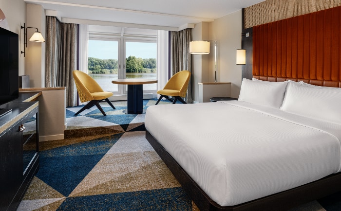 Deluxe Room mit Blick aufs Wasser. &copy; 2024 Hilton