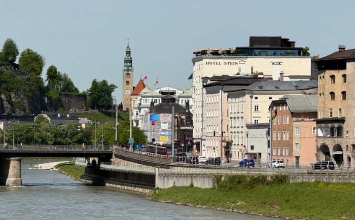 Das - von außen eher nüchterne - Hotel Stein liegt am rechten Salzach-Ufer. &copy; ReiseInsider