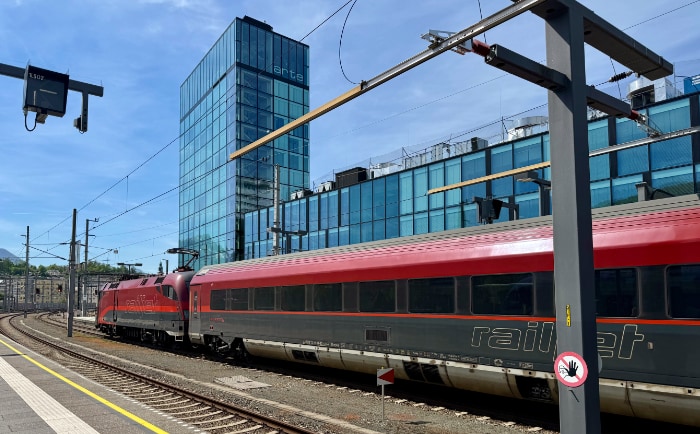 Railjet der ÖBB am Hauptbahnhof Salzburg. &copy; ReiseInsider