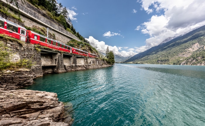 Der Bernina Express am Lago di Poschiavo. &copy; Rhätische Bahn / Andrea Badrutt
