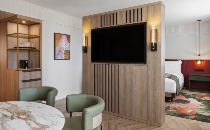 Junior Suite in warmer Holzoptik. &copy; Cathrine Stukhard