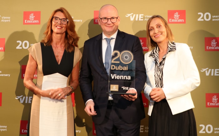 Besonders freuten sich Emirates Country Managerin Elisabeth Zauner (rechts) und Emirates Station Managerin Doris Völkerer sowie Flughafendirektor Julian Jäger über das Jubiläum. &copy; Martin Dichler