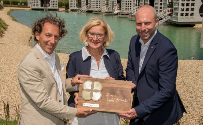 Schlusssteinlegung der Silent Villas (v.l.n.r. Architekt Wolfgang Wanek, LH Johanna Mikl-Leitner, General Manager Therme Laa Bernhard Kurz). &copy; Bill Lorenz/Therme Laa