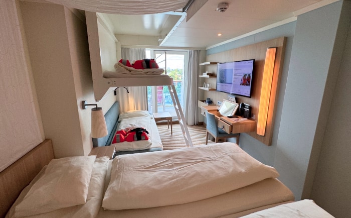 Beispiel für eine Kabine mit ausgeklapptem Etagenbett für die Kinder auf der Aida Nova. &copy; ReiseInsider