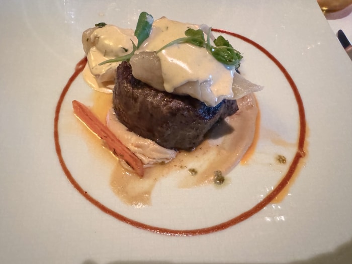 Gediegenes Steak im Pinnacle Grill. &copy; ReiseInsider