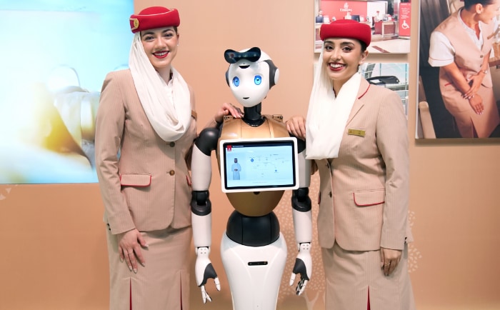 Der Gebärdensprachen-Roboter soll künftig tauben Passagieren helfen. © Emirates Der Gebärdensprachen-Roboter soll künftig tauben Passagieren helfen. © Emirates