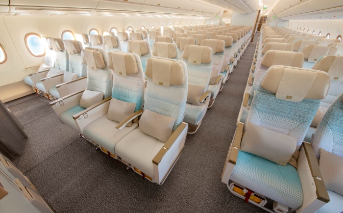 In beige-blau gehaltene Economy Class. &copy; Emirates